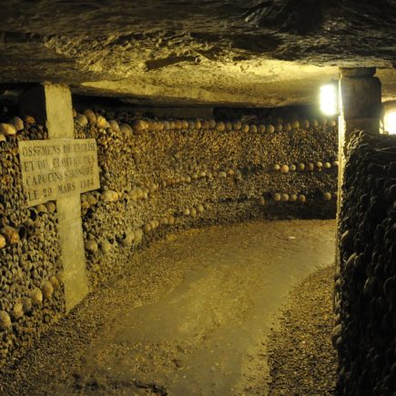 Самый большого склеп в мире – парижские катакомбы