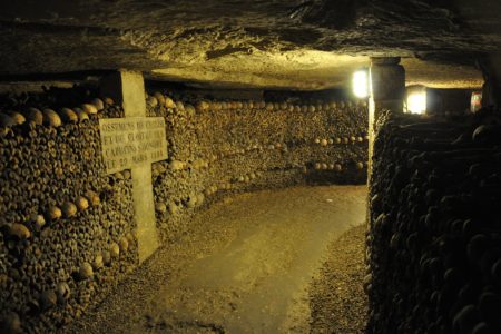 Самый большого склеп в мире – парижские катакомбы